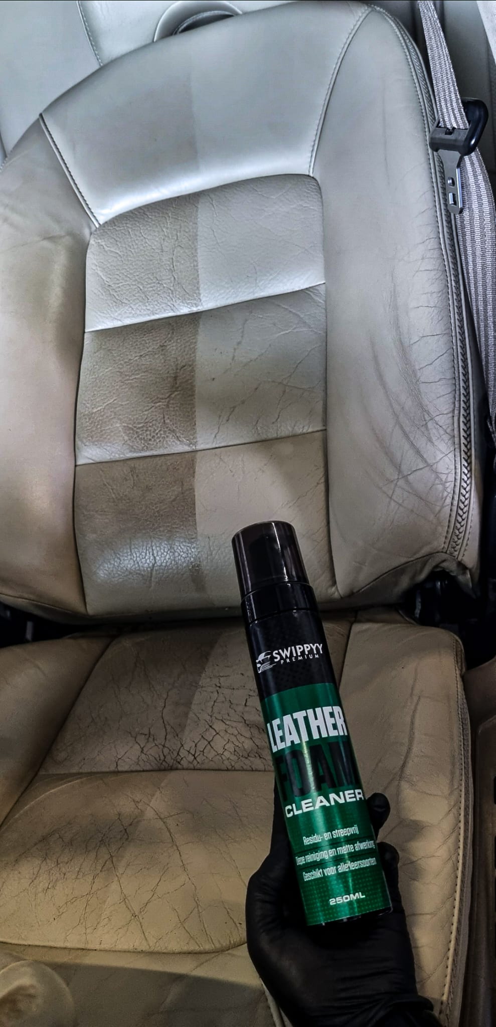 Swippy Premium Leather Foam Cleaner aangebracht op een leren autostoel