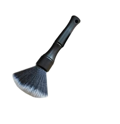 Ontdek de Soft Detail Brush voor veilig, krasvrij en professioneel autodetailing. Perfect voor interieur, exterieur en kwetsbare oppervlakken!